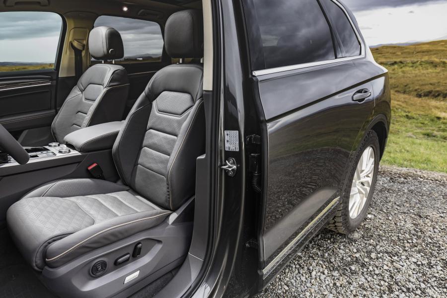 Интерьер Volkswagen Touareg V8 TDI 2019 года  (WW) (фото 34 из 40)